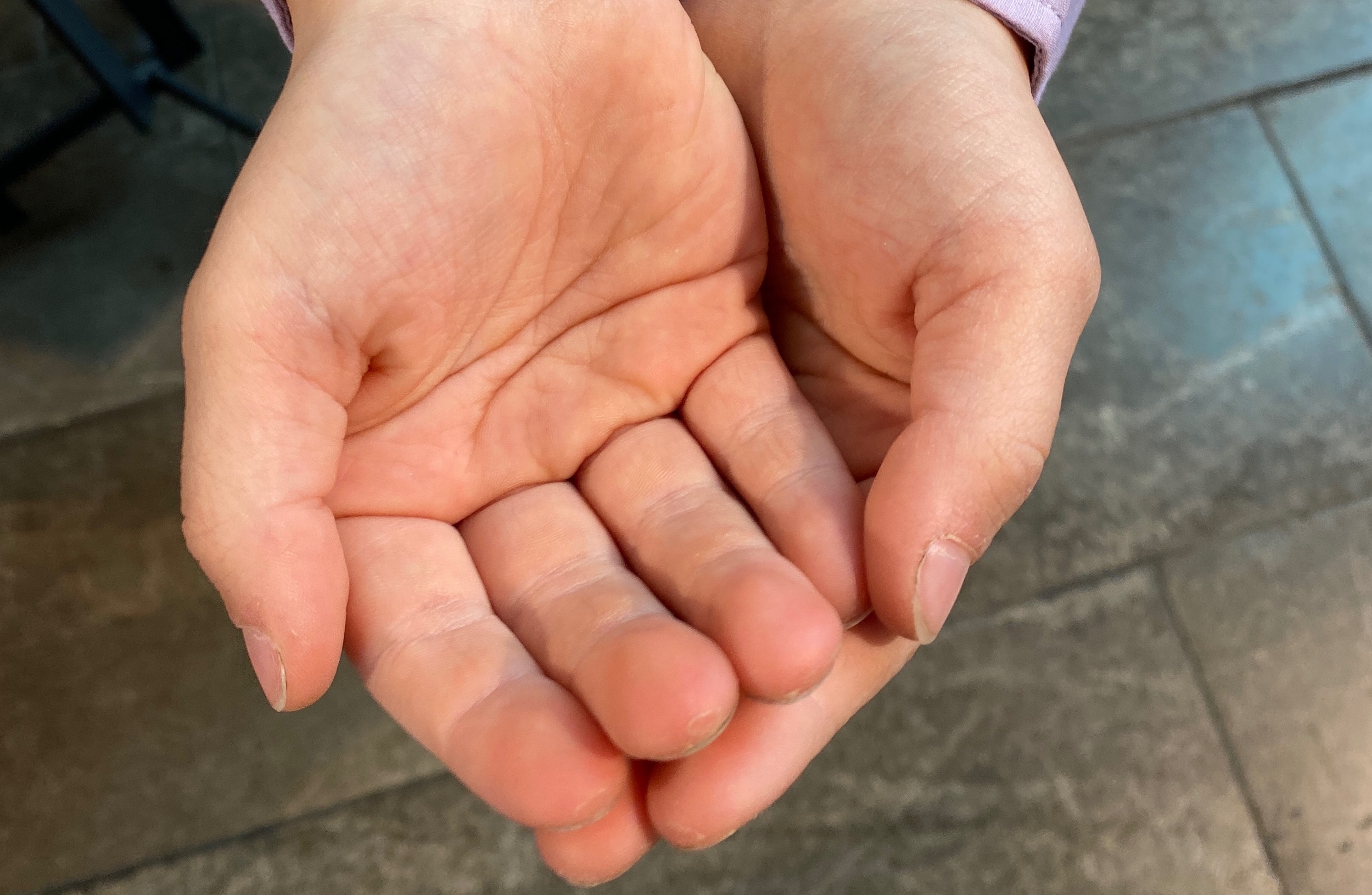 Kinderhände, zur Schale geformt