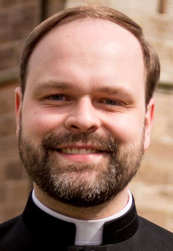 Mann mit Vollbart und Kollarkragen