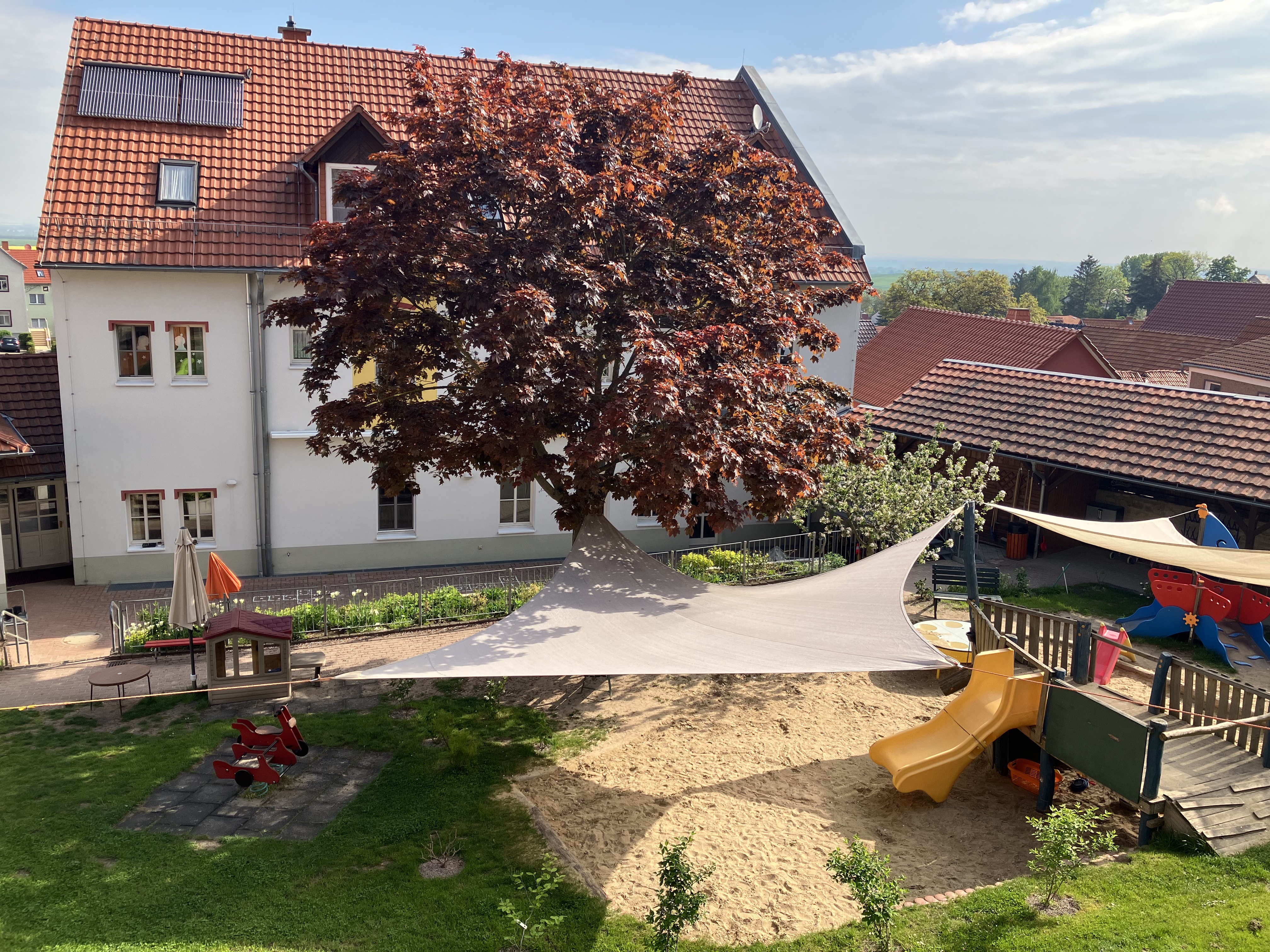 Spielplatz mit Rutsche und Sandkasten