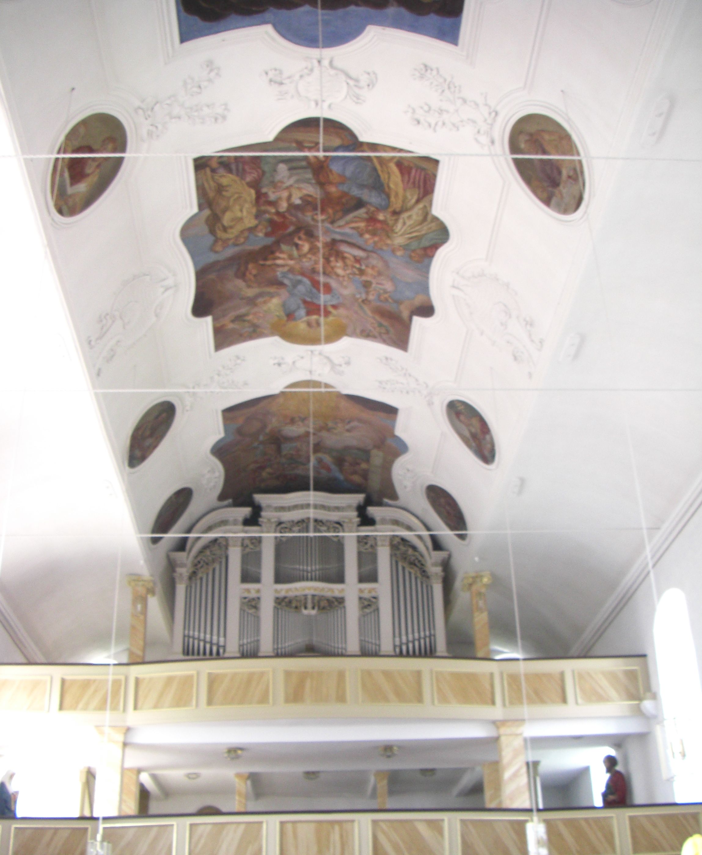 Blick auf Orgel und Deckengemälde einer Kirche, mehrere Heiligendarstellung