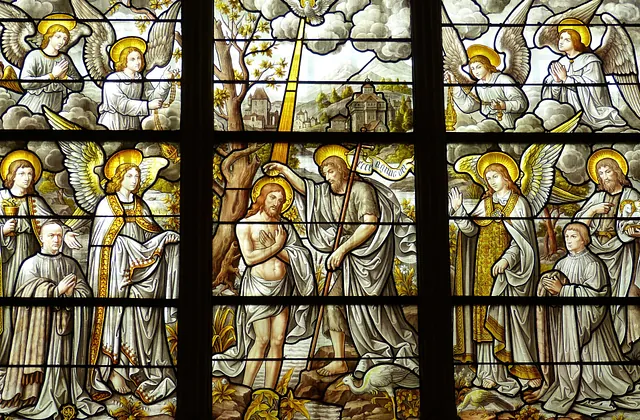 Buntglasfenster mit Darstellung der Taufe Jesu