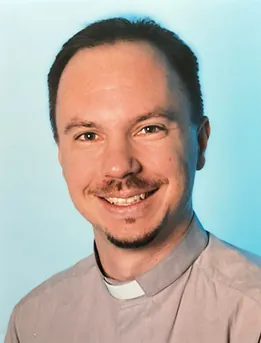 Mann mit Schnauzbart und grauem Kollarhemd
