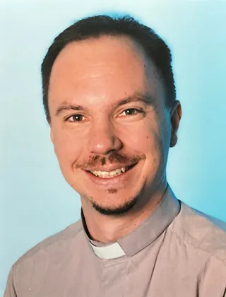 Mann mit Schnauzbart und grauem Kollarhemd