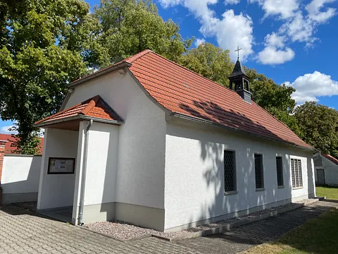 kleine, weiß gestrichene Kapelle mit roten Dachziegeln