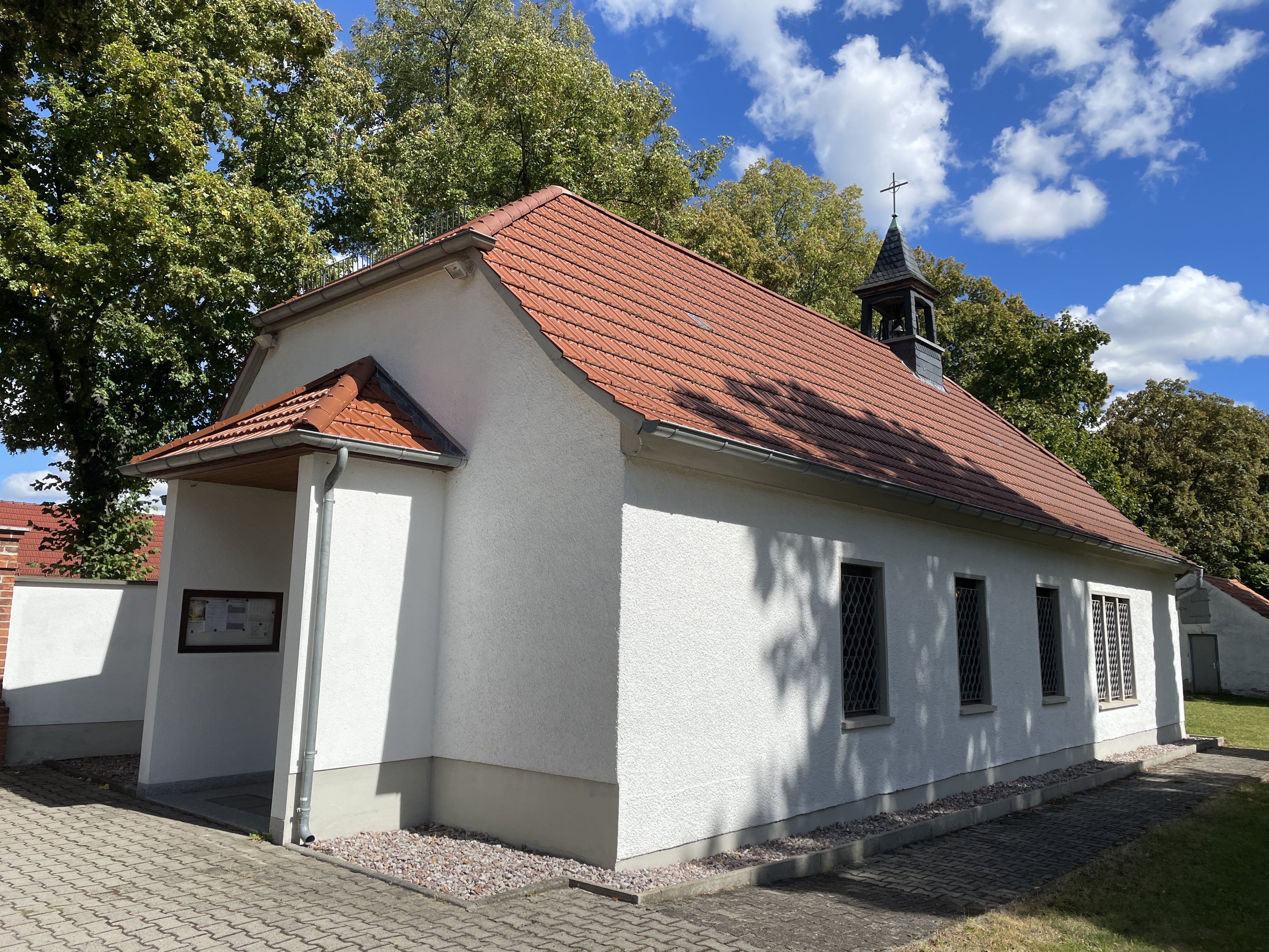 weiß gestrichene Kapelle mit roten Dachziegeln