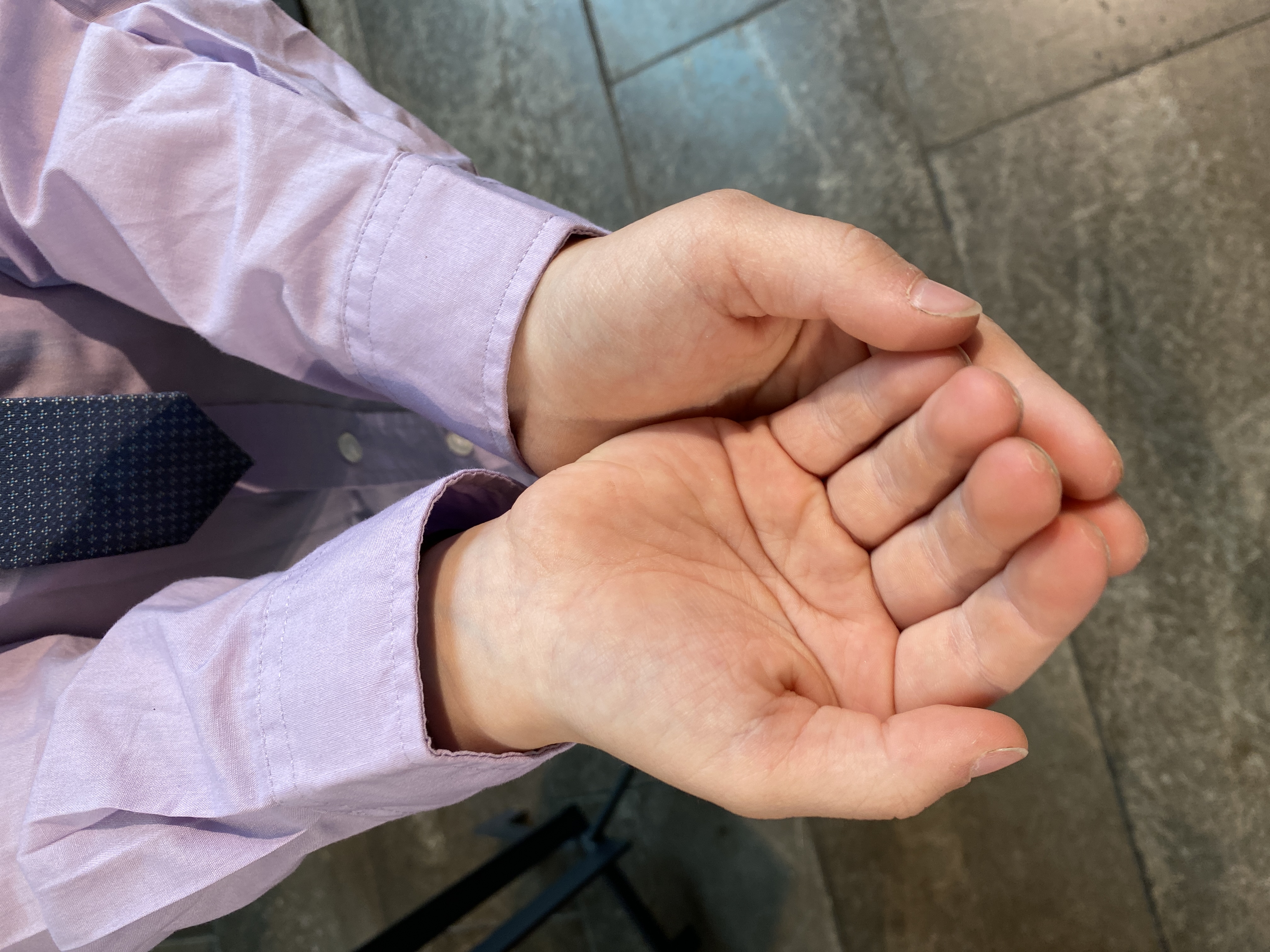 Kinderhände, zur Schale geformt