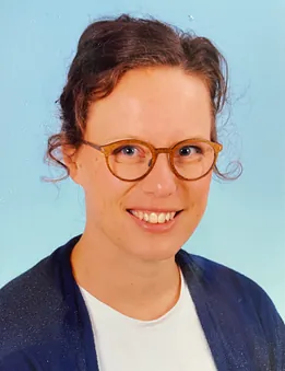 Porträt einer lächelnden Frau mit Brille