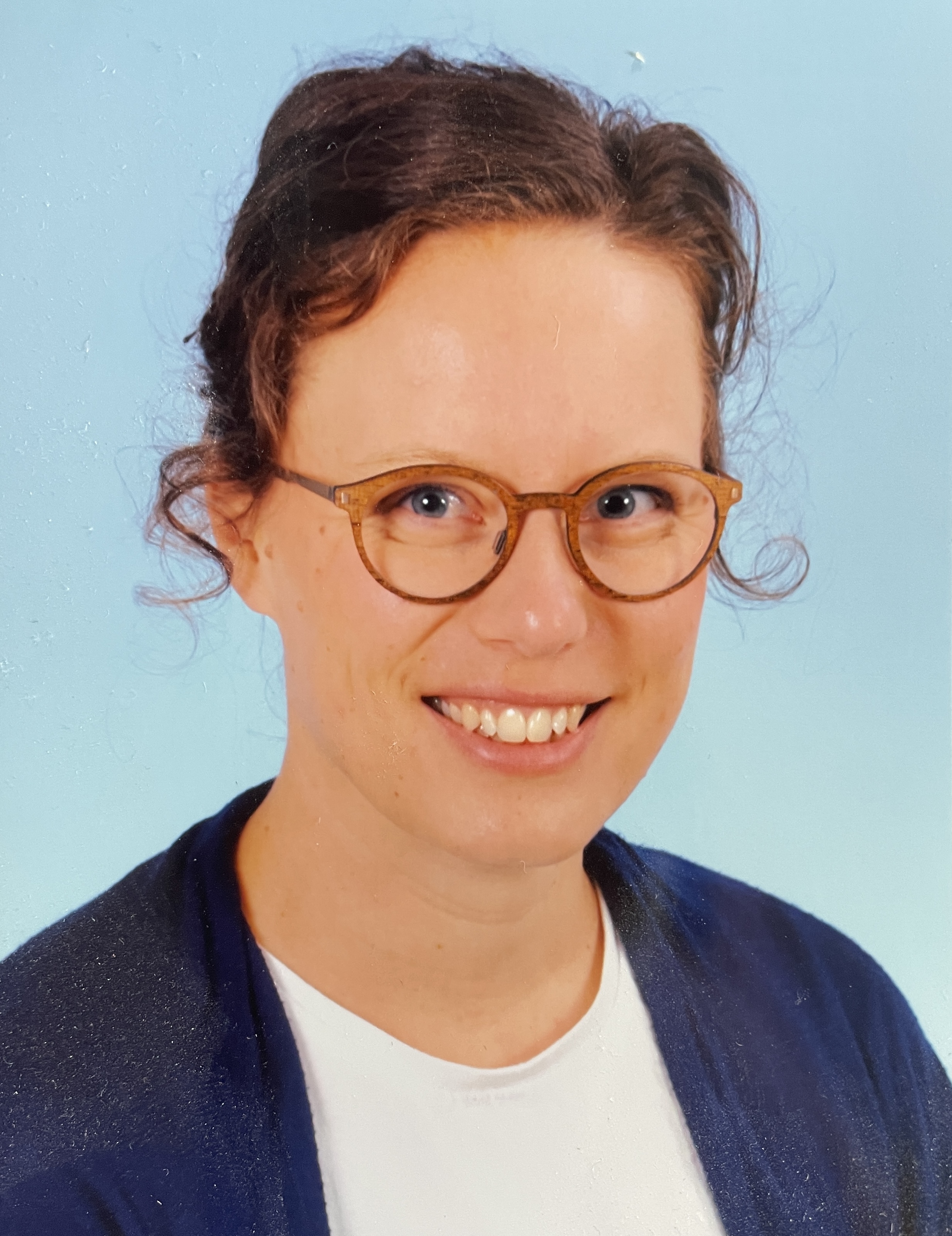 Porträt einer lächelnden Frau mit Brille