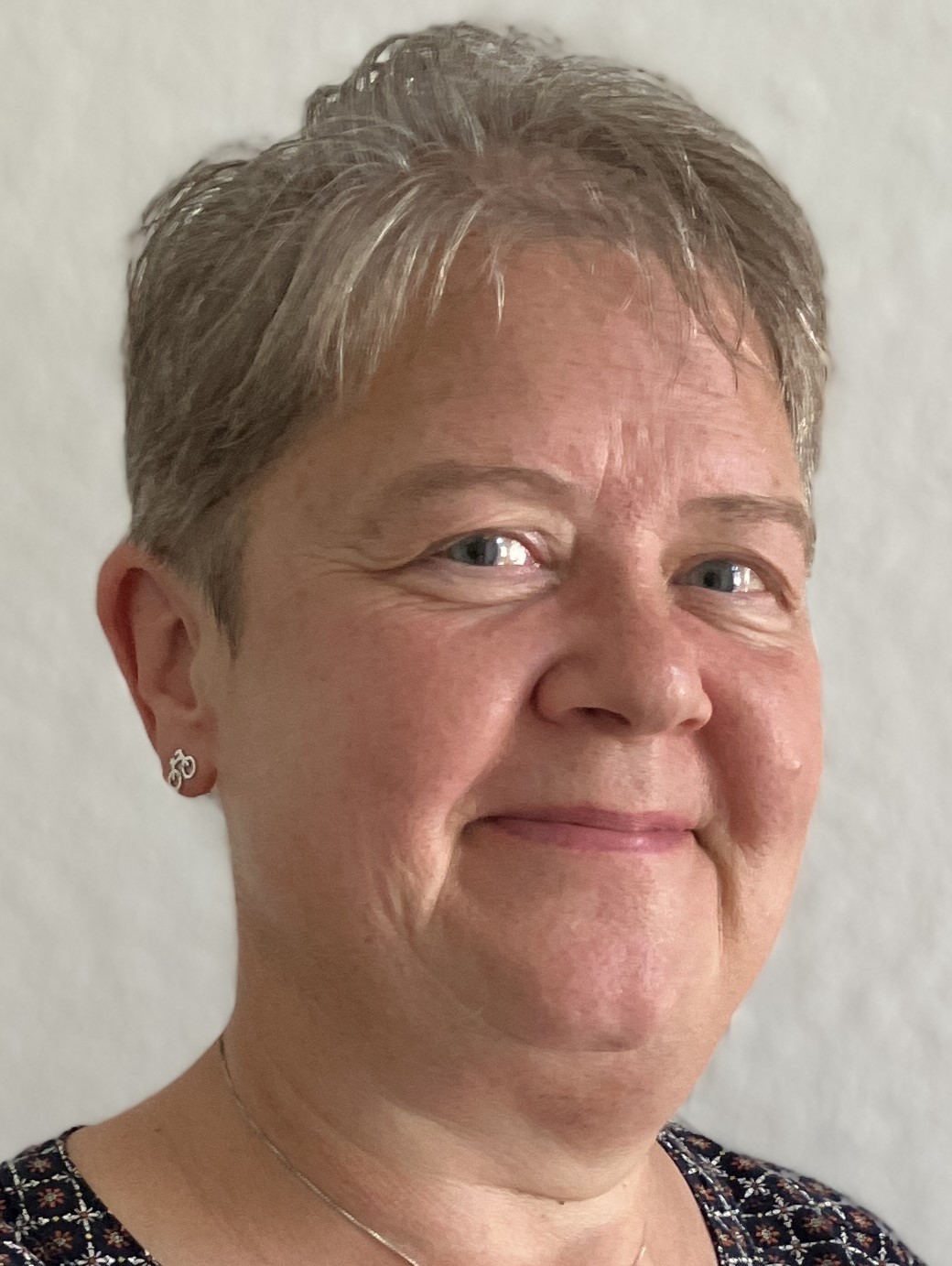 Gesicht einer Frau mit Kurzhaarfrisur