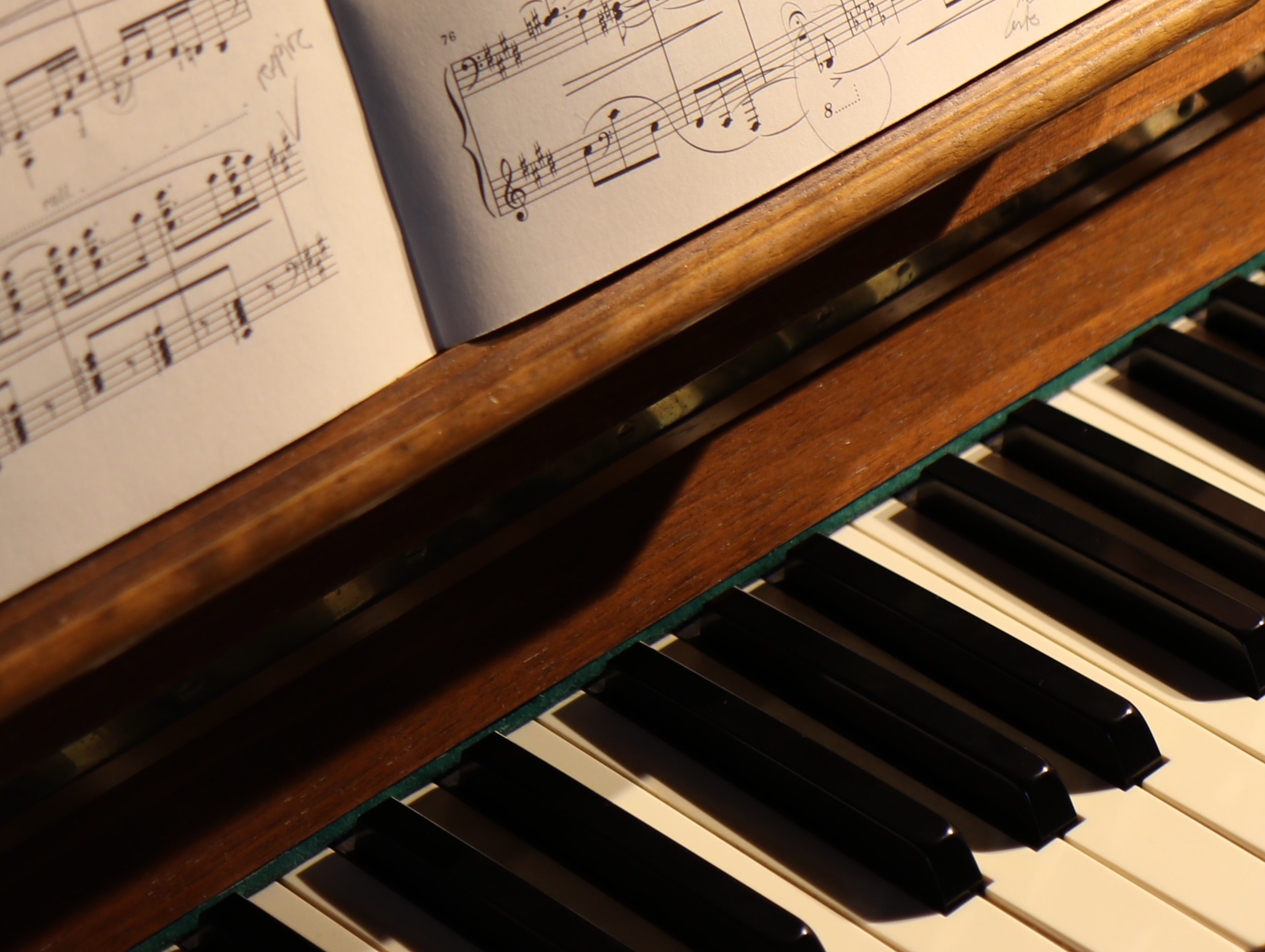 Klaviertastatur mit Notenblättern