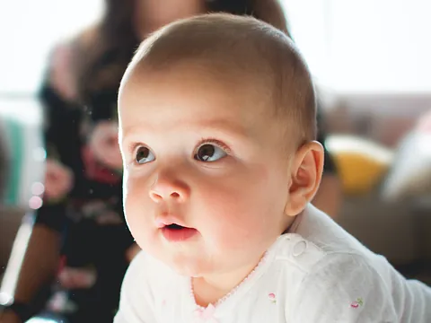 ein Baby mit offenen Augen