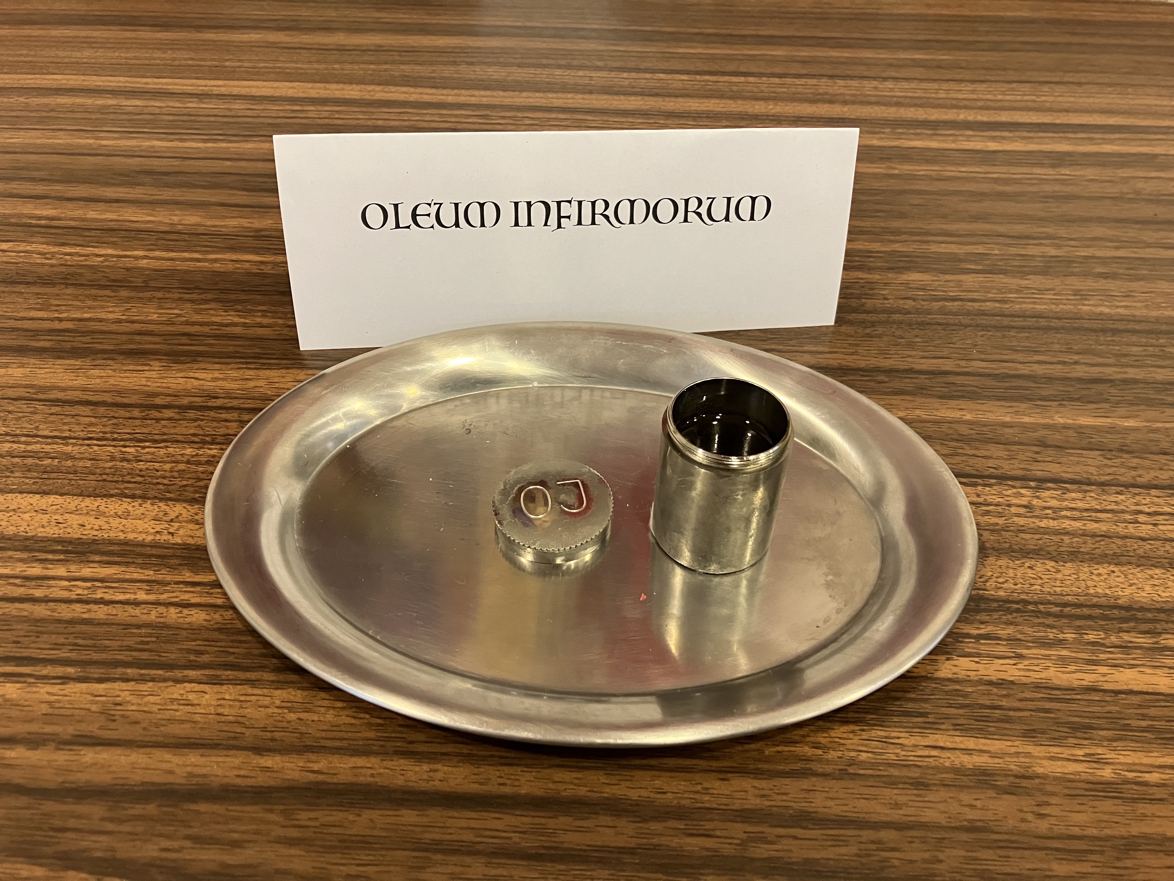 zylindriges, silbernes Gefäß für hl. Öl; Beschriftung: Oleum Infirmorum